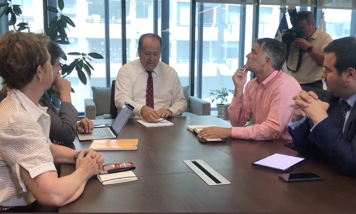 El señor Fiscal Nacional se reunió con la derecha, tomó apuntes de lo que le ordenaron hacer, le dieron instrucciones de a quién perseguir y le mostraron el camino judicial a seguir.

Las ventajas de ponerlo en el cargo y saber que lo pueden sacar cuando se les dé la gana.