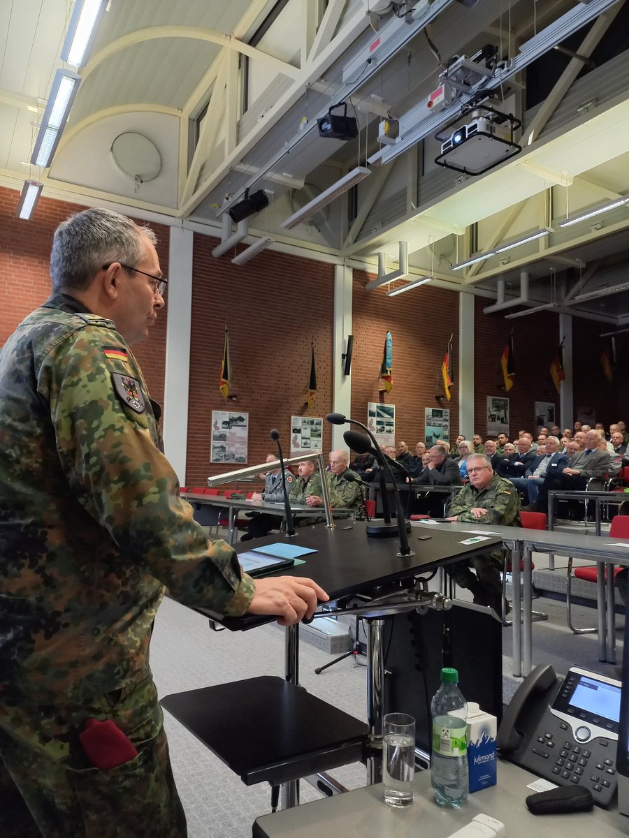 Inspekteur_Heer's tweet photo. Heute am Mutterhaus der 🚁 #Heeresfliegertruppe beim #KommandoHubschrauber und beim International Helicopter Training Center #IHTC in #Bückeburg. Über Fähigkeiten und Weiterentwicklung diskutiert und den Blick 👉 #NachVorn gerichtet.
#WIRSINDDASHEER. https://t.co/mUtyjZ7WUz