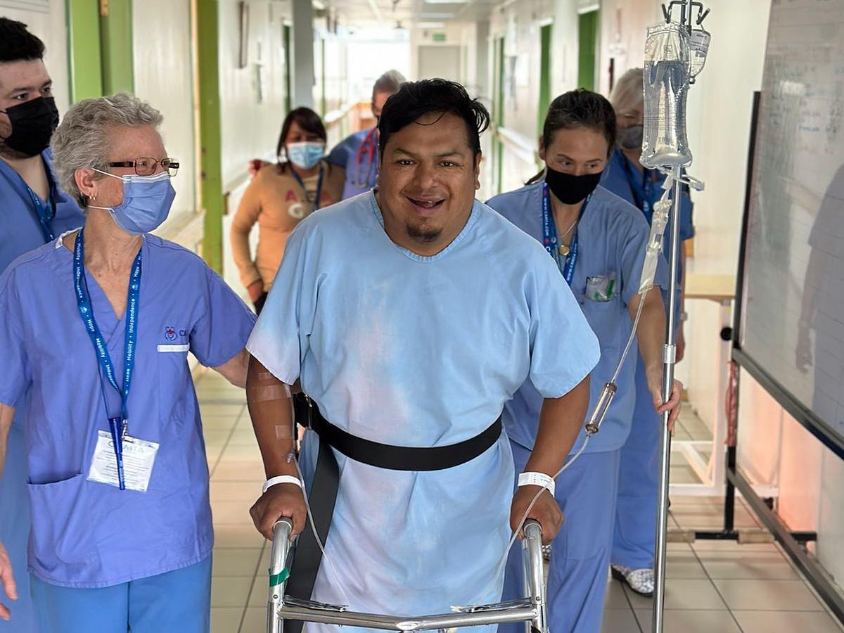 TierraNuevaFund's tweet photo. Te compartimos la historia de Víctor fue uno de los primeros en reemplazo de cadera. A pocas horas de haber sido reemplazada su cadera izquierda, ¡estaba caminando por los pasillos! #JuntosTransformamosVidas #CAMTA #BrigadasMédicas https://t.co/4TNIx7DjcE