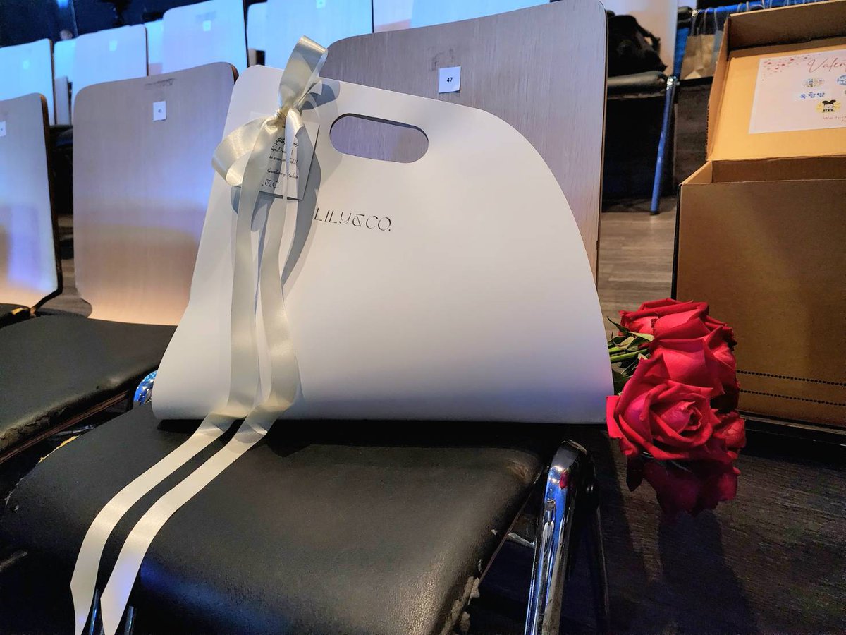 🌻จบลงแล้วสำหรับ #YUCHUN_SIGNAL Season I🌻

ทางบ้านไทยเป็นตัวแทนแฟนๆ ส่ง food support เช่นเคยค่า เราได้เตรียม McCatering ให้ staff สำหรับยูชอนเพิ่มความพิเศษด้วย tea set จาก Twinings เกี๊ยวซ่าร้อนๆ และดอกกุหลาบแดงแทนความรักจากทุกคน☺️

#박유천 #ユチョン #朴有天 #ParkYuChun #ยูชอน