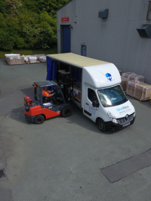 Blueboxsameday's tweet photo. #deliverwithease with our #uksameday service. We are available 24/7 if you have any #urgent #deliveries please contact us on 01691 830889 we will be glad to help. We have small vans up to 7.5tn lorry's available for bookings. #samedayspecialists #sameday #blueboxsamedaycouriers https://t.co/qia8arxIUI