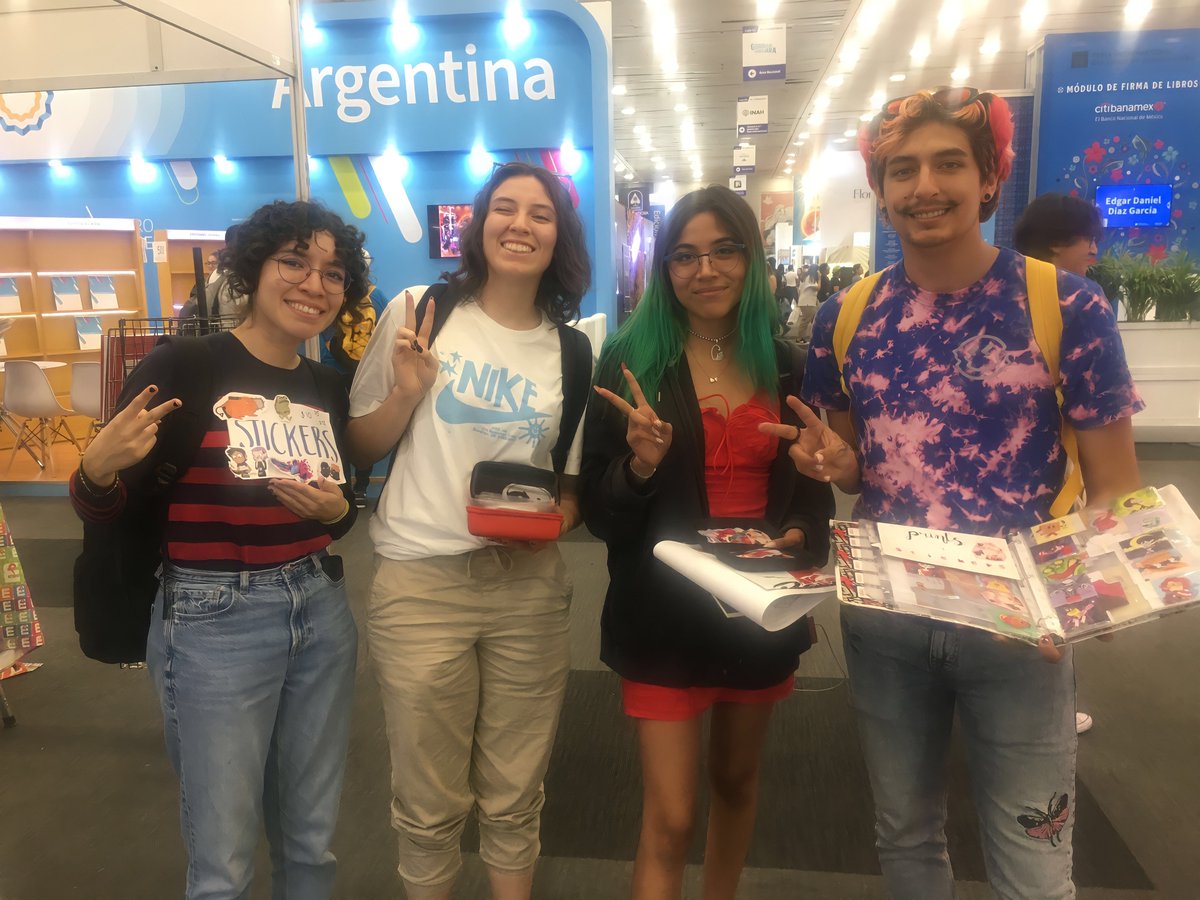 viracabrera's tweet photo. Todos comenzamos desde abajo, NADIE comienza teniendo trayectoria, logros, publicaciones, etc... estos chicos demuestran las ganas de proyectarse, de salir adelante como ilustradores y diseñadores, el es @eltopoartista síganlo en sus redes sociales IG-> https://t.co/4yZGZr36Xu https://t.co/U71GwpuaqS