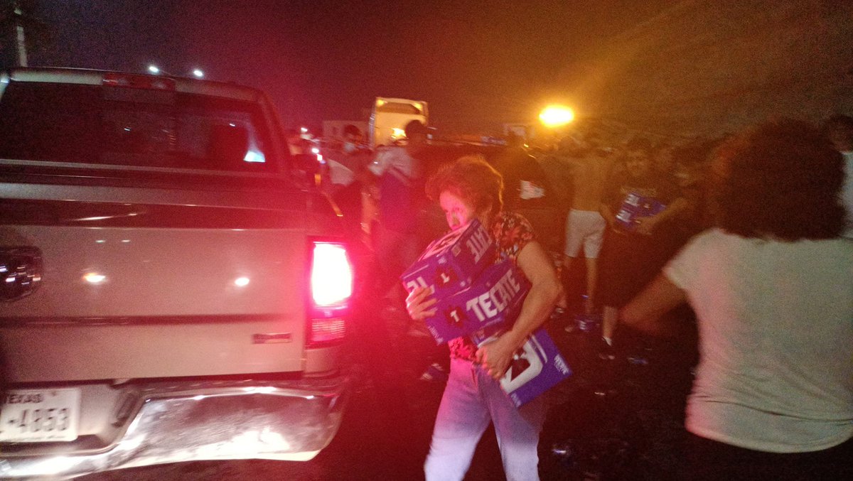emevenoticias's tweet photo. #ATENCIÓN: LAMENTABLE E IMPRESIONANTE RAPIÑA DE CERVEZA EN #MATAMOROS; NIÑOS, MUJERES Y HOMBRES SAQUEARON EL CAMIÓN

Esta noche se llevó acabo esta impresionante rapiña de cerveza en la Avenida Cantinflas en Matamoros que se hundió esta tarde. https://t.co/2ijP1ZxTuY https://t.co/t11hS6hvoV