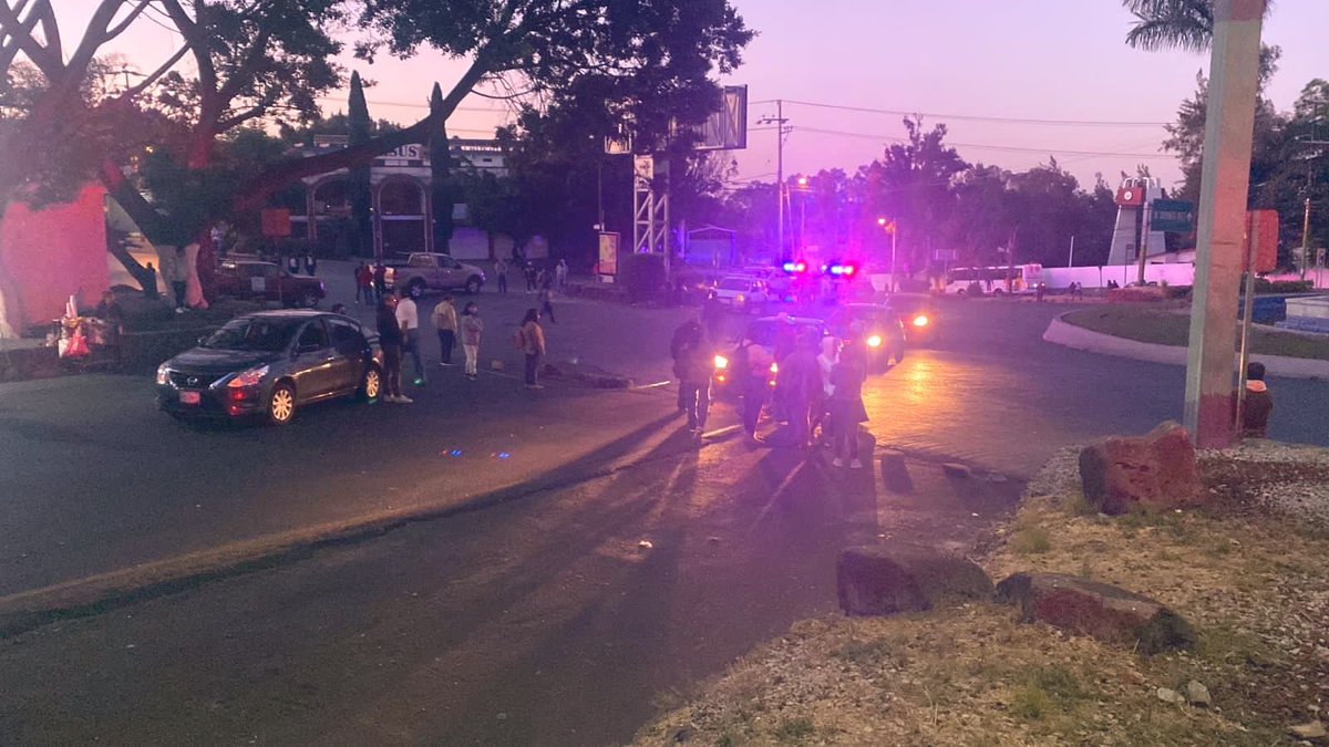 CirculoMorelos's tweet photo. TERCER DÍA DE BLOQUEOS EN CUERNAVACA

Se presenta el primer bloqueo en la Glorieta de la Paloma de la Paz por vecinos de Chamilpa que refieren que no se ha recolectado el pozo que abastece el suministro de agua. Tome vías alternas. 

Cuernavaca otro día de caos. https://t.co/c1hB6oNm2C