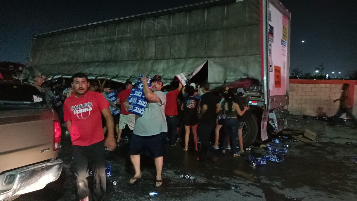 emevenoticias's tweet photo. #ATENCIÓN: LAMENTABLE E IMPRESIONANTE RAPIÑA DE CERVEZA EN #MATAMOROS; NIÑOS, MUJERES Y HOMBRES SAQUEARON EL CAMIÓN

Esta noche se llevó acabo esta impresionante rapiña de cerveza en la Avenida Cantinflas en Matamoros que se hundió esta tarde. https://t.co/2ijP1ZxTuY https://t.co/t11hS6hvoV