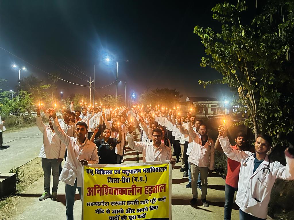 ayushi_dubey2's tweet photo. Hum hamara haq maangte,,,,, nahi kisi se bheekh maangte....
#VetStandUnited
#मध्यप्रदेश_शासन_होश_में_आओ https://t.co/kOEcfUqkzH