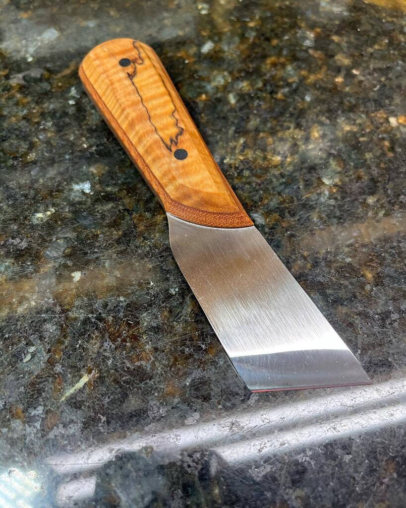 HCKSTexas's tweet photo. 🚨🚨Available🚨🚨
$140 +shipping 
Skiving knife with spalted curly maple and brown micarta scales, black micarta pins. 
.
.
.
.
#leather #leathertools #leathertooling #leatherwork #leatherworks #leatherworkshop #leatherworking #leathercraft #leatherknife… https://t.co/cgRNEVMceP https://t.co/uSUAhew55v