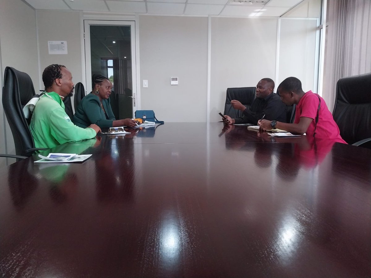 HeadlinesMzans's tweet image. Visited Giyani, a beautiful small town in South Africa. There I had the pleasure of meeting with Giyani&apos;s Mayor, Ms. Thandi Zitha, as well as Ms. Conny Manganyi, the Head of Health and Social Development in the municipality. Both of them signed the Save Soil book!
#SaveSoil