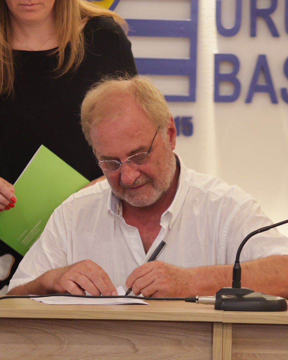 ✍️Finalmente la <a href="/fubbuy/">FUBB - Selección Uruguaya</a> tendrá su propio Centro de Alto Rendimiento.

Ayer se realizó la firma del Comodato de cesión de un predio por parte de la Intendencia de Canelones.

Por parte de la <a href="/UyDeporte/">Secretaría Nacional del Deporte</a> participaron el Secretario Nacional <a href="/Sebabauza61/">Sebastián Bauzá</a> y el Coordinador <a href="/eduullloa/">Edu Ulloa</a>