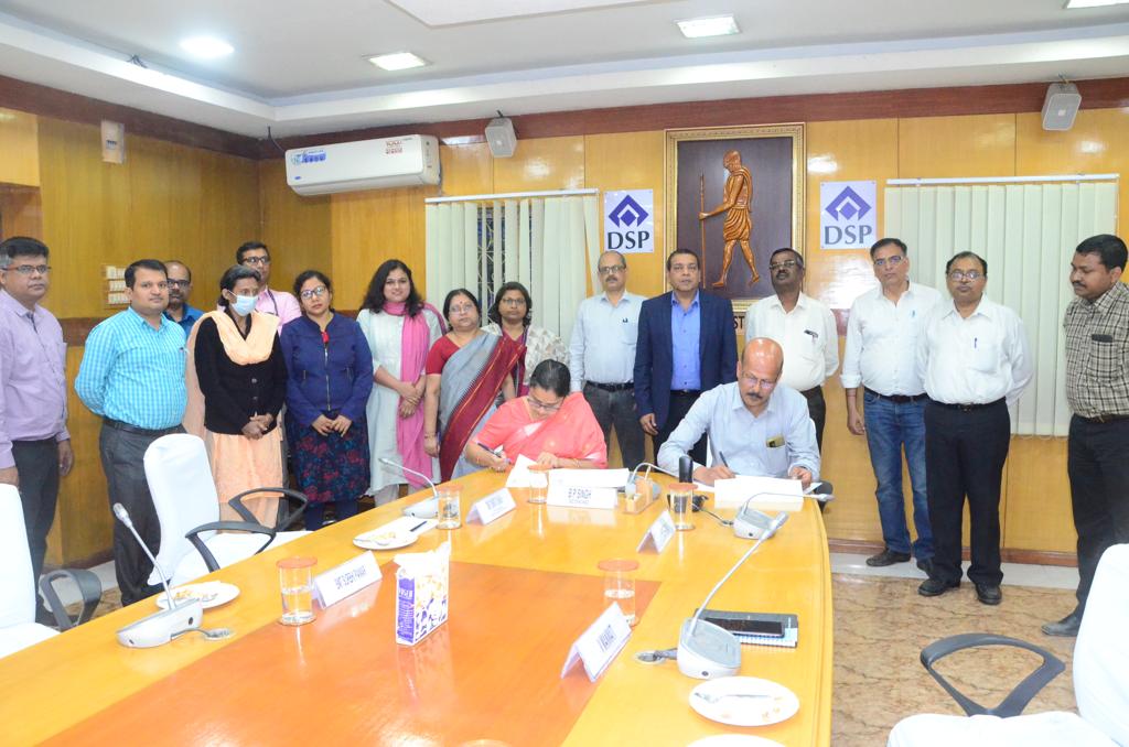 NDDB_Coop's tweet image. NDDB Foundation for Nutrition&apos;s Giftmilk program was launched in Durgapur with CSR support of @DSPSAIL1 by its Director I/c Sh BP Singh. Under this, school students will be provided with flavoured fortified milk to supplement nutrition in their diet &amp;amp; help eradicate malnutrition