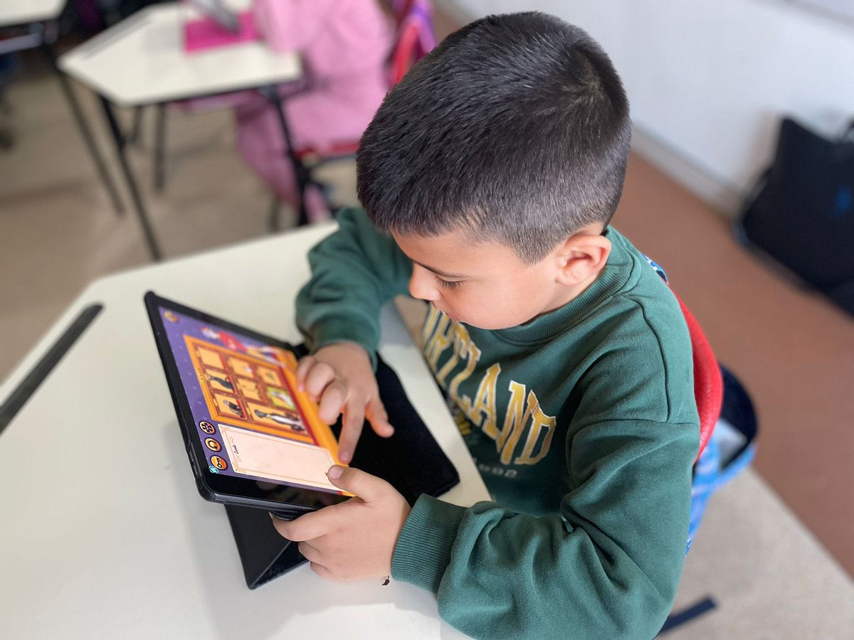 İlkokul iPad uygulamalarına devam ediyoruz. 1. sınıf öğrencilerimizle bugün tabletlerimizden konularımızı pekiştirdik. ❤️💙