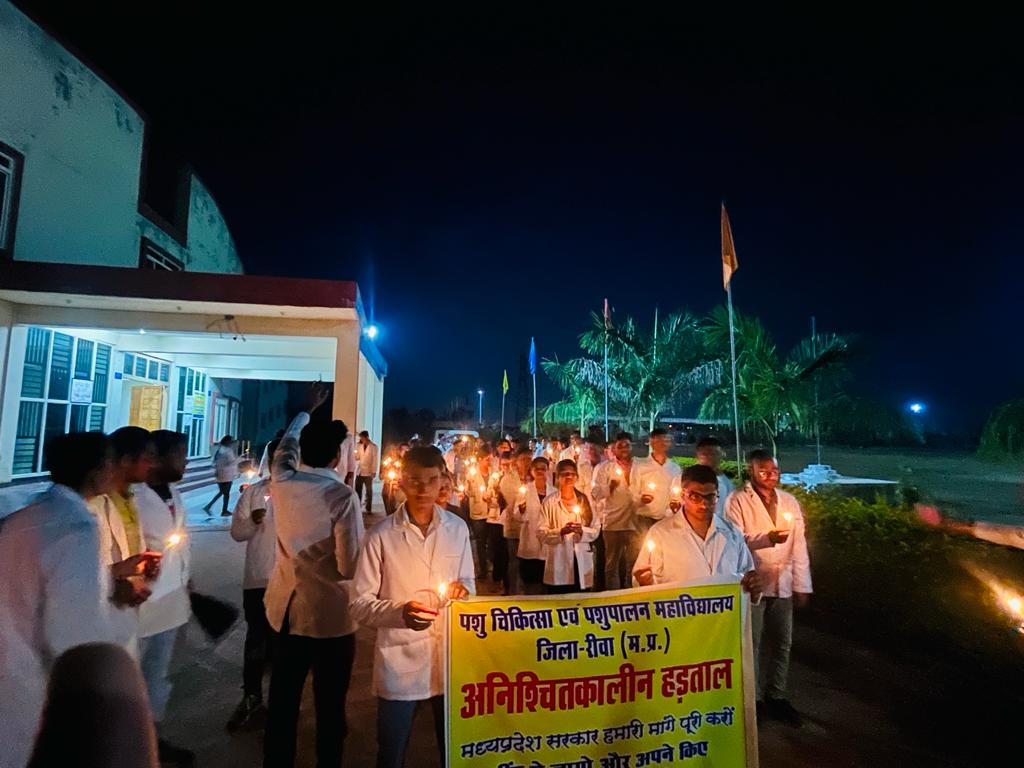 DUbnarey's tweet photo. कलाकारों को प्रतिदिन 1500 रु.
और जीवन बचाने वाले कलाकारों (vet. interns) को 150 रु. प्रतिदिन....
मामाजी आप तो बड़े कलाकार निकले...
#VetStandUnited
#मध्यप्रदेश_शासन_होश_में_आओ 
Abhi to ye angdai hai aage or ladai hai https://t.co/yCDt8DIurl