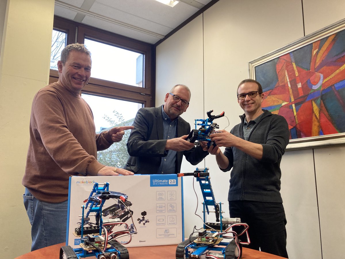 SiemensDE's tweet image. Unsere Ausbildung in #Karlsruhe hat 8 programmierbare „Makeblock“- Roboter an die IGS #Rheinzabern gespendet. Damit unterstützen wir das AG-Angebot der Schule und bieten interessierten Schüler*innen einen Einblick in die Themen #Programmierung und #Robotik.