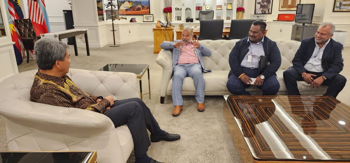 thanenthiran3's tweet photo. Hari ini berjumpa dengan MenHan DS @tokmat. Selalu beliau panggil Saya Bro Datuk Seri, tenang menjawab namun tegas dengan pendirian! Sentiasa mengingati rakan seperjuangan bila bila sahaja. Seorang pemimpin yang saya sanjungi! Sahabat yang tidak pernah melupakan . https://t.co/0wuBh5u1g3