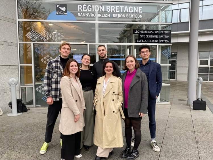 #Représentation 

<a href="/La_FNEK/">FNEK</a> et les #EtuKinés de <a href="/KUBEBrest29/">KUBE Brest</a> et @BARKE_Rennes ont rencontré la <a href="/regionbretagne/">Région Bretagne</a>

Les discussions sur l'amélioration de la #formation kiné sont bien engagées : 
🔸Financement et contrats
🔸Stages et logement
🔸 Précarité étudiante
🔸 Attractivité