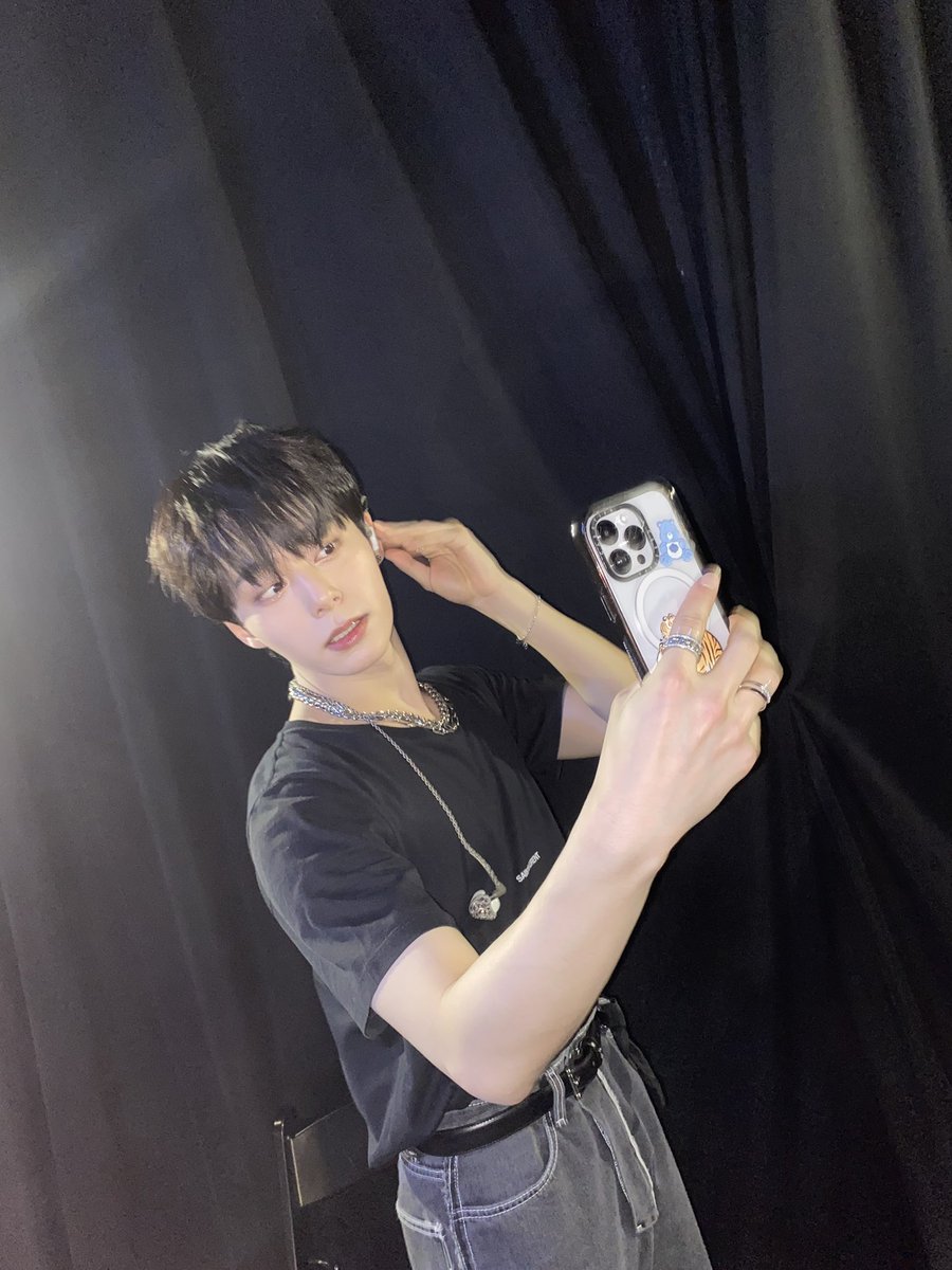 setup_for_W's tweet photo. 어떤 곰랑이가 자기 닮은 케이스 끼고 붙이고 다니죠ㅜ??? 귀여워 https://t.co/khwzXRfbu5