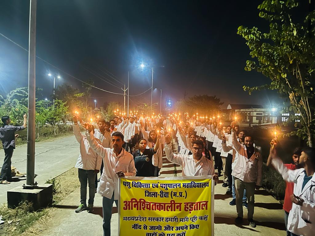 Sid__nagar's tweet photo. Candle march Against @ChouhanShivraj ji for False promise in 2012 regarding increase in veterinary stipend
#increaseMPvetStipend
@drnarottammisra
@ChouhanShivraj 
@PMOIndia 
@nsui 
@ABVPMB https://t.co/NrxqAe1Wnk