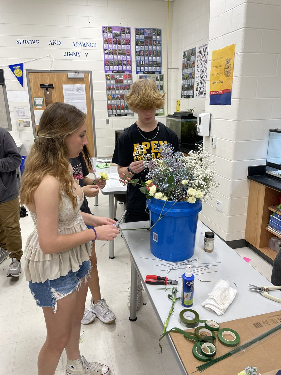 AHS_FFA's tweet photo. Hort 2 learning how to make boutonnières! #readyforprom https://t.co/SZmNqVQ5oS