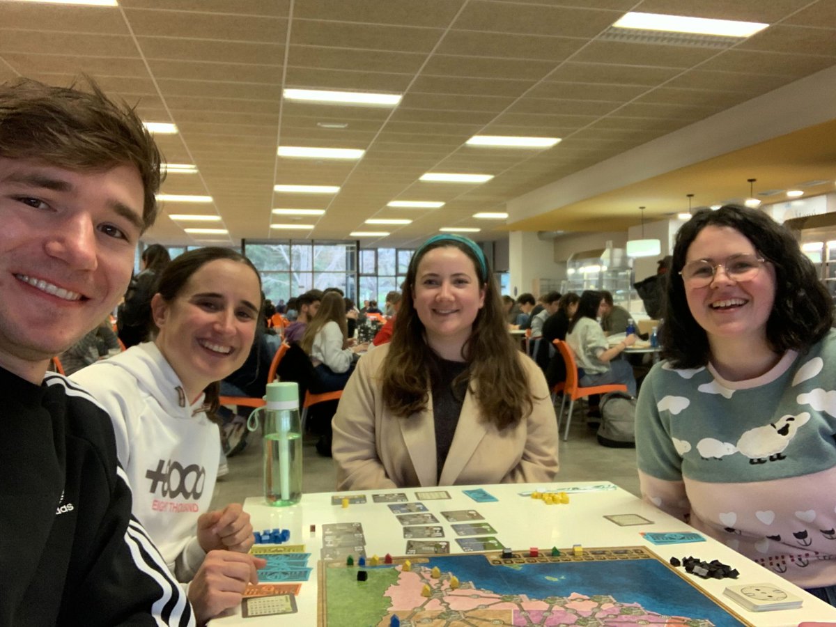 On the last day of one of our RA, we decided to put into practice all we learned during these months by playing PowerGrid, the boardgame (do not worry, we had the expansion including renewables 😜) Good luck in your new adventure, @WebeDor !