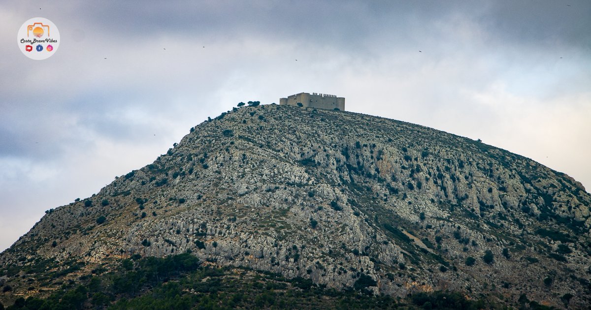 Clouds are gathering above the Castle here in Torroella de Montgri. ☁️ The weather forecast says the clouds may stay for a couple of days and there is a chance that some rain might fall.

#torroellademontgri #CostaBrava #castle #castelldemontgri #clouds #mountain #rain