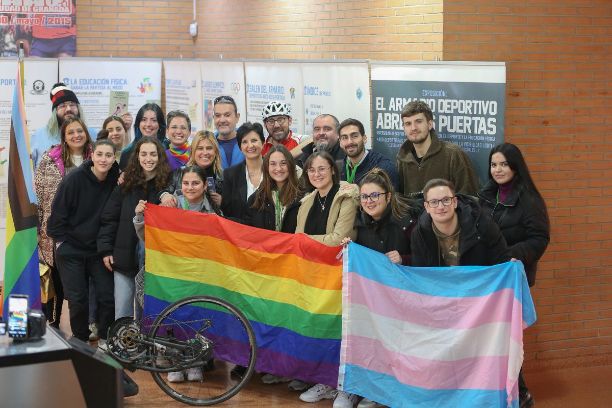 Exposición "El armario deportivo abre sus puertas" 🏳️‍🌈🏳‍⚧ 
No te la puedes perder!!!! 
A lo largo de la semana en el polideportivo municipal Núñez Blanca ( Zaidín)
La visibilidad y el respeto llega al deporte💜🏳‍⚧🏳️‍🌈💜