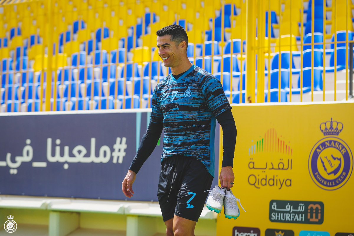 AlNassrFC_EN's tweet photo. Wearing shoes on the field >> Wearing shoes off the field https://t.co/YMXBJ0PzpZ
