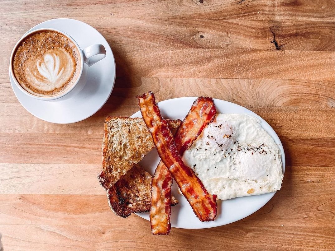 VisitBtown's tweet image. Unsure of what brunch spots to go to with family or friends? 🥓

Click the link in our bio to find the Best Brunch Spots in Bloomington 🥞

📷: @nourishwithrebecca, @rollsbyben