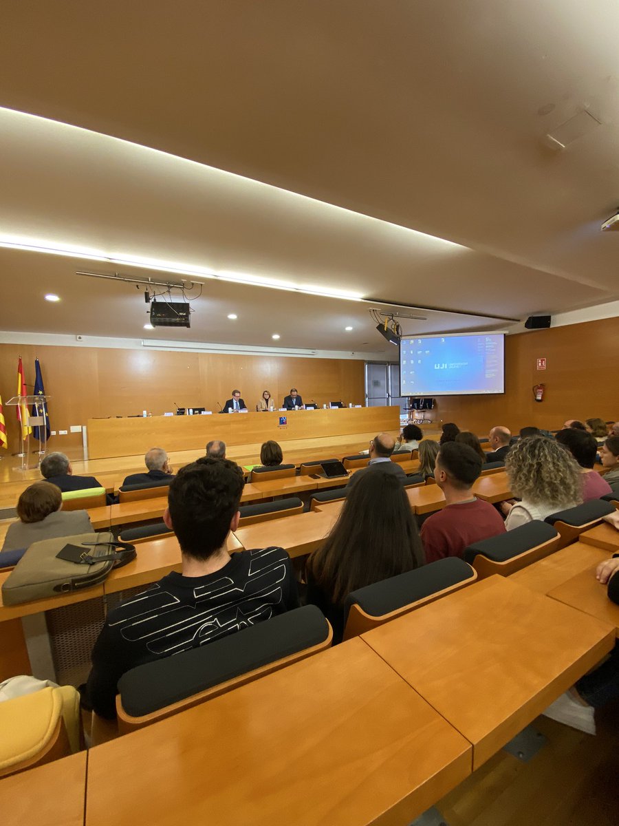 A punto de escuchar al Conseller de <a href="/GVAsanitat/">GVA Sanitat</a> hablar de Atención Primaria en la <a href="/UJIuniversitat/">Universitat Jaume I</a> con la rectora <a href="/EvaAlconUJI/">Eva Alcón UJI</a> y el decano de la <a href="/fcs_UJI/">FCS-UJI</a> <a href="/EladioCollado/">Eladio collado</a> #SomFCS_UJI