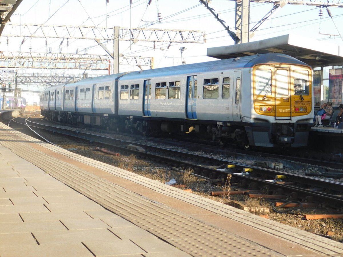 LukeDa2000's tweet photo. @Clinnick1 Only managed to get one shot of it, unfortunately not the best, but 319373 at Manchester Piccadilly, 21st September 2019. https://t.co/wI8TVcgZzi