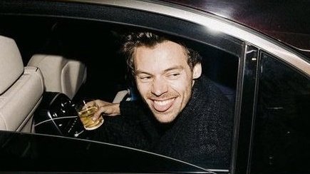 sunfflouwerry's tweet photo. harry in his silly goofy era https://t.co/v5lmOi0QQc