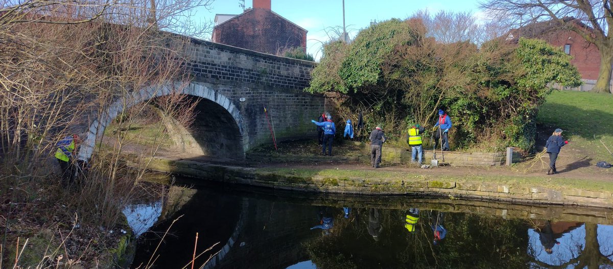 Today we've had a group of volunteers led by Nick from <a href="/CanalRiverTrust/">Canal & River Trust</a> doing a fantastic job of tidying up the canal next to Albion Mill,they have not only removed lots of rubbish,but have cut back bushes &amp; trimmed foliage 🫶🏻A special thanks from all of us at Albion Mill ☺️
 👏🏻