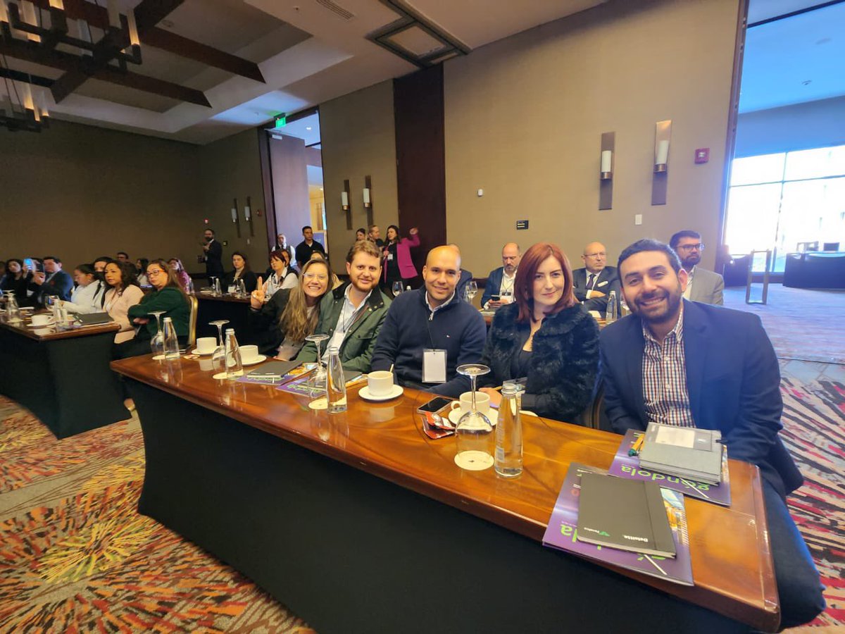 ClaudiaSterling's tweet photo. En la primera edición colombiana del #RetailDay, un evento de talla mundial, en asocio con @DeloitteCO y @FenalcoNacional. Si al comercio le va bien, al pais le va bien. Dice CEO del @almacenesexito: no escogemos el viento que sopla pero si la forma en que manejamos la vela. https://t.co/6jgeBO086Y