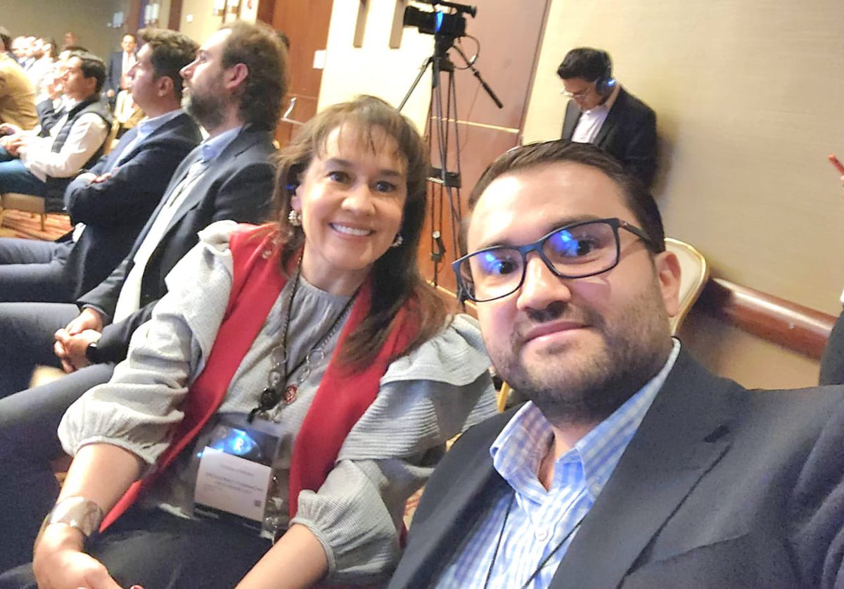 ClaudiaSterling's tweet photo. En la primera edición colombiana del #RetailDay, un evento de talla mundial, en asocio con @DeloitteCO y @FenalcoNacional. Si al comercio le va bien, al pais le va bien. Dice CEO del @almacenesexito: no escogemos el viento que sopla pero si la forma en que manejamos la vela. https://t.co/6jgeBO086Y