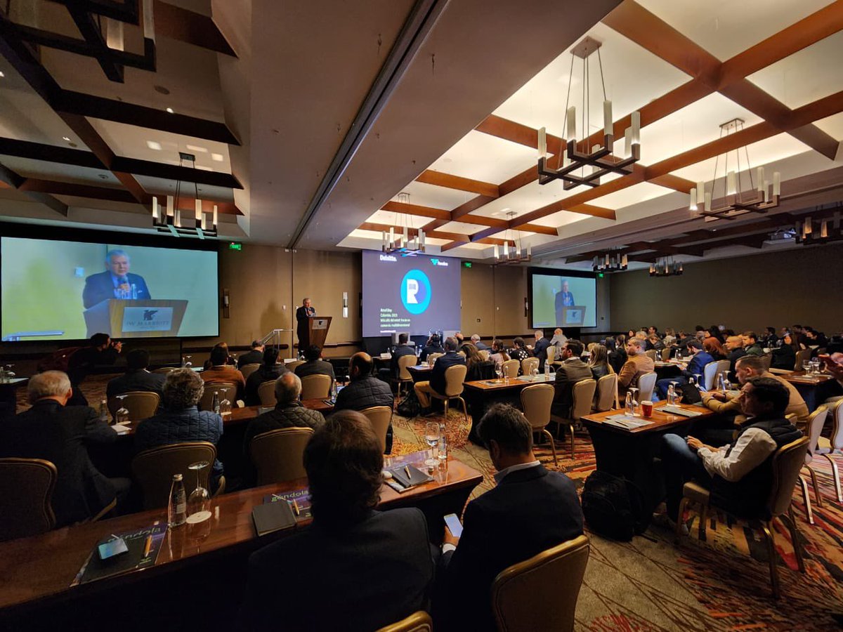 ClaudiaSterling's tweet photo. En la primera edición colombiana del #RetailDay, un evento de talla mundial, en asocio con @DeloitteCO y @FenalcoNacional. Si al comercio le va bien, al pais le va bien. Dice CEO del @almacenesexito: no escogemos el viento que sopla pero si la forma en que manejamos la vela. https://t.co/6jgeBO086Y