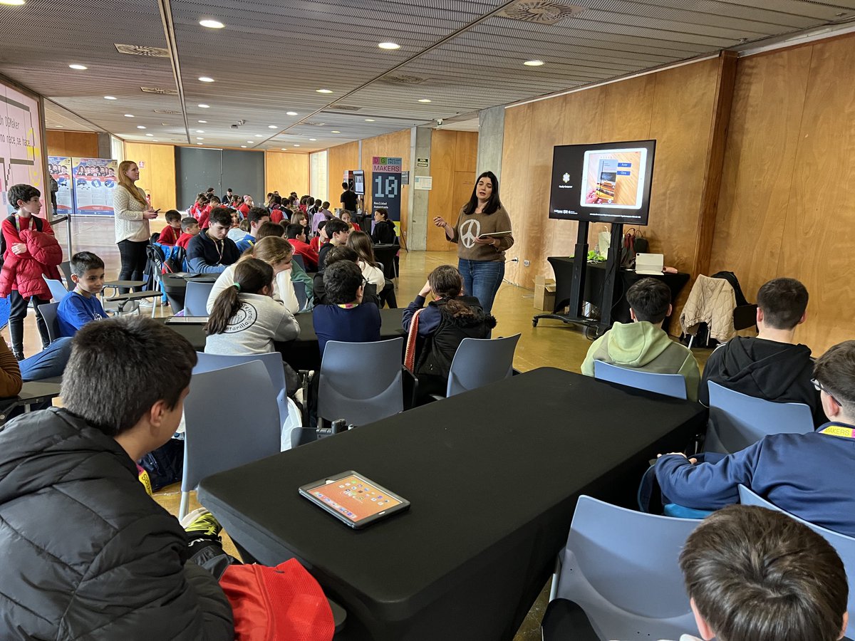Taller de Swift IOS impartido por <a href="/GoldenmacEDU/">GoldenmacEDU</a> en #eMotionDGMakers. <a href="/IesAlcantara/">IES Alcántara</a> <a href="/FIntegraDigital/">Fundación Integra Digital</a>