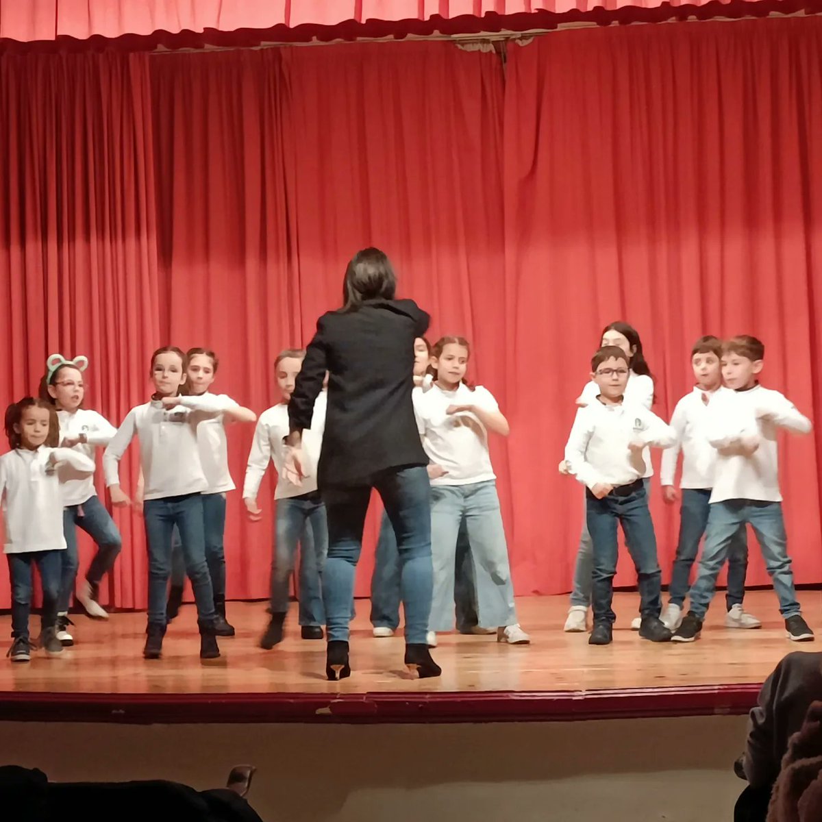 dominicasPNA's tweet photo. Alumnos de Primaria que cursan la extraescolar de canto coral 🎶🎹con la Escuela de Canto Coral Saudade, fueron invitados por chicos/as de @VedrunaPamplona a compartir escenario.🥰
El viernes 3 de marzo a las 18,30h el concierto se repetirá en nuestro cole! 💚🧡 Estáis invitados! https://t.co/ZP91dHFvyI