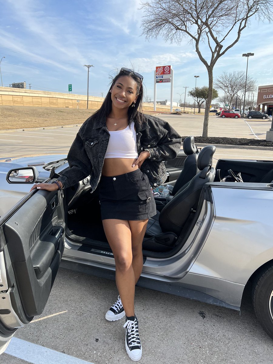 cloeymitchelll's tweet photo. tell her I said hey🖤 https://t.co/N5DSHZTPtj