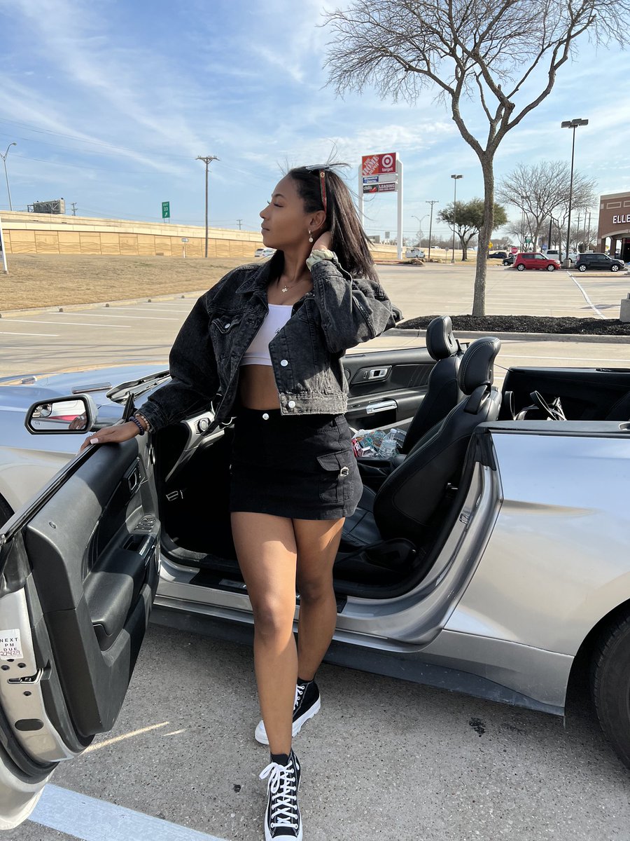cloeymitchelll's tweet photo. tell her I said hey🖤 https://t.co/N5DSHZTPtj