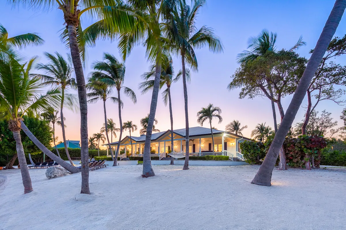 Extraordinary Property of the Day: A coastal legacy property in Islamorada, Florida, represented by Ocean Sotheby's International Realty. s.sir.com/3DZCe17

#sothebysrealty #realestate #luxury #luxuryrealestate #beachhouse #coastalhome #floridahomes  #epotd