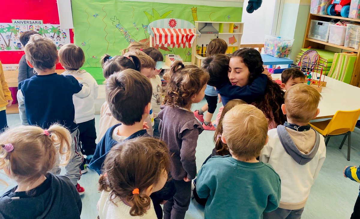 EscolaVillena's tweet photo. Explica'm un conte/ Tell me a story és l'activitat que l'alumnat de 4t d'ESO ha iniciat amb les escoles bressol com a servei comunitari. Petits i grans han compartit els contes preparats pel nostre alumnat. Gràcies, escoles bressol, per la bona acollida que hem rebut! https://t.co/gwkilYMuoP