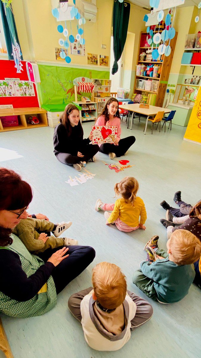 EscolaVillena's tweet photo. Explica'm un conte/ Tell me a story és l'activitat que l'alumnat de 4t d'ESO ha iniciat amb les escoles bressol com a servei comunitari. Petits i grans han compartit els contes preparats pel nostre alumnat. Gràcies, escoles bressol, per la bona acollida que hem rebut! https://t.co/gwkilYMuoP