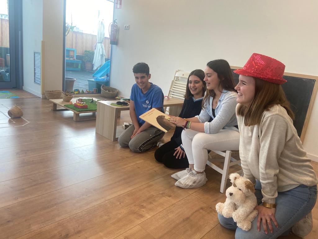 EscolaVillena's tweet photo. Explica'm un conte/ Tell me a story és l'activitat que l'alumnat de 4t d'ESO ha iniciat amb les escoles bressol com a servei comunitari. Petits i grans han compartit els contes preparats pel nostre alumnat. Gràcies, escoles bressol, per la bona acollida que hem rebut! https://t.co/gwkilYMuoP