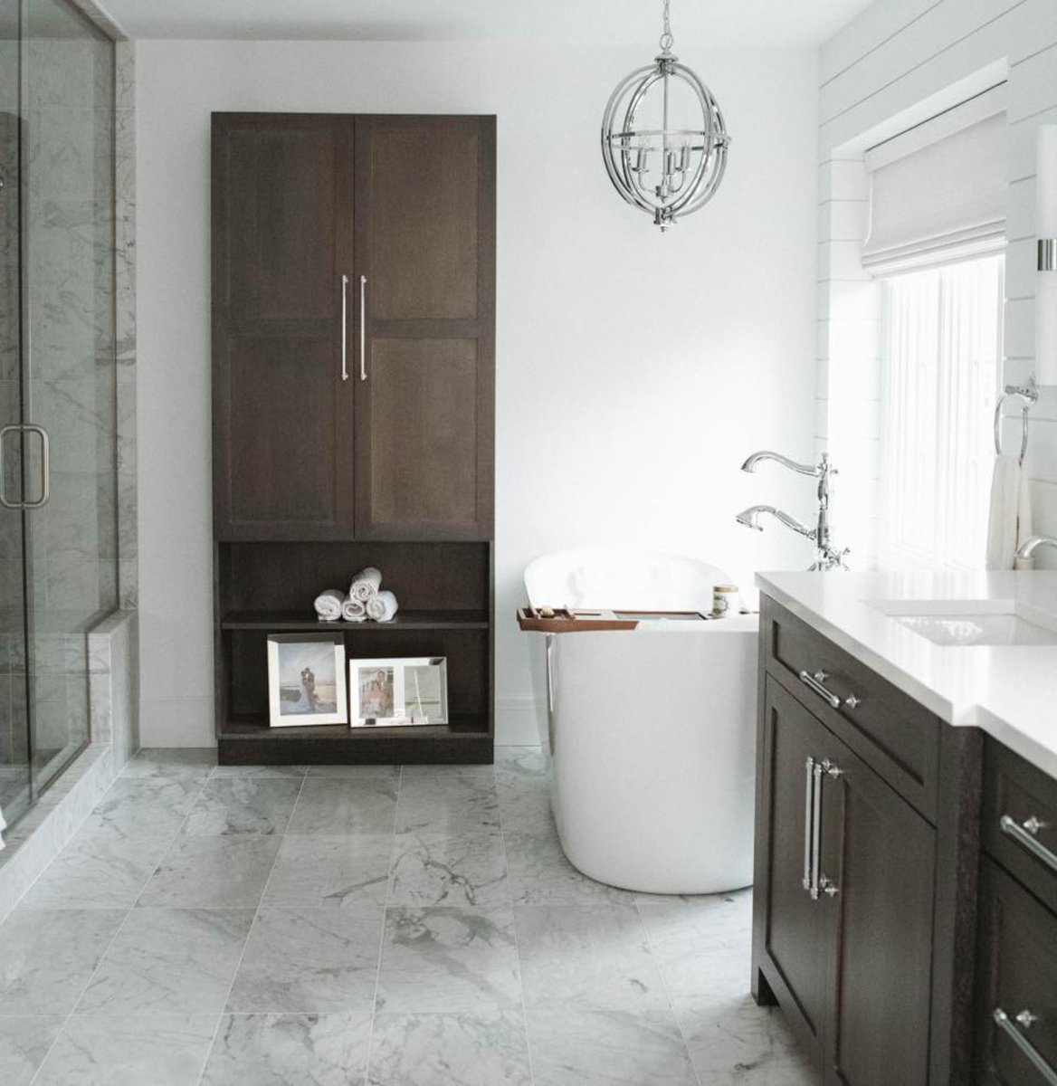 JPCHomebuilder's tweet photo. The blend of neutral materials are so timeless. This bath features a modern garden tub, classic fixtures, & a shiplap wall that add the right amount of interest.
#CustomBath #InteriorDesign #CustomInterior #CustomHome #InteriorDesignIdeas #CustomLuxury #Craftsmanship #JPCraig https://t.co/rAZQ5uh01N