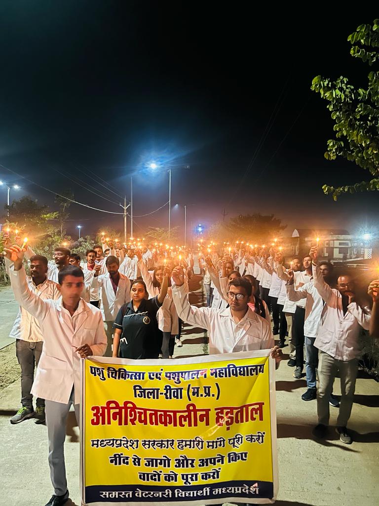 VijayNingwal07's tweet photo. #VetStandUnited
#मध्यप्रदेश_शासन_होश_में_आओ
#candlemarch https://t.co/8ND1Hwpfry