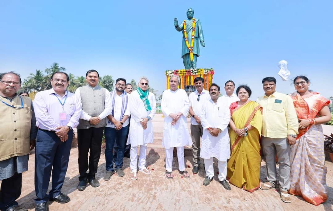 Swadhin97975594's tweet image. ପୁରୀ ଜିଲ୍ଲା ସତ୍ୟବାଦୀ ବ୍ଲକର ସୁଆଣ୍ଡୋରେ ମାନ୍ୟବର ମୁଖ୍ୟମନ୍ତ୍ରୀ ଶ୍ରୀଯୁକ୍ତ ନବୀନ ପଟ୍ଟନାୟକ  ଉତ୍କଳମଣି ଗୋପବନ୍ଧୁ ଦାଶଙ୍କ ପ୍ରତିମୂର୍ତି ଓ ସଂଗ୍ରହାଳୟର ଲୋକାର୍ପଣ କରିଥିଲେ। ଆୟୋଜିତ ସଭାରେ ଜିଲ୍ଲାର ସମସ୍ତ ମନ୍ତ୍ରୀ,ବିଧାୟକ,ସାଂସଦ ଓ ଜିଲ୍ଲାପରିଷଦ ଅଧ୍ୟକ୍ଷା ଙ୍କ ସହ ସଭାରେ ଯୋଗଦାନ କଲି.........