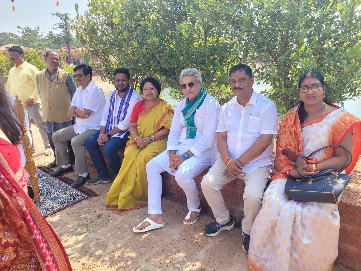 Swadhin97975594's tweet image. ପୁରୀ ଜିଲ୍ଲା ସତ୍ୟବାଦୀ ବ୍ଲକର ସୁଆଣ୍ଡୋରେ ମାନ୍ୟବର ମୁଖ୍ୟମନ୍ତ୍ରୀ ଶ୍ରୀଯୁକ୍ତ ନବୀନ ପଟ୍ଟନାୟକ  ଉତ୍କଳମଣି ଗୋପବନ୍ଧୁ ଦାଶଙ୍କ ପ୍ରତିମୂର୍ତି ଓ ସଂଗ୍ରହାଳୟର ଲୋକାର୍ପଣ କରିଥିଲେ। ଆୟୋଜିତ ସଭାରେ ଜିଲ୍ଲାର ସମସ୍ତ ମନ୍ତ୍ରୀ,ବିଧାୟକ,ସାଂସଦ ଓ ଜିଲ୍ଲାପରିଷଦ ଅଧ୍ୟକ୍ଷା ଙ୍କ ସହ ସଭାରେ ଯୋଗଦାନ କଲି.........