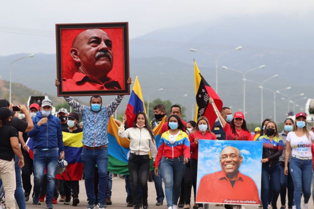 Conmemoramos 4 años de la #BatallaDeLosPuentes demostrando la unión cívico- militar que reafirmó su compromiso por la paz y soberanía de la Patria. 
#23Febrero
<a href="/NicolasMaduro/">Nicolás Maduro</a>
<a href="/dcabellor/">Diosdado Cabello R</a> <a href="/PartidoPSUV/">PSUV</a> <a href="/Soykarinacarpio/">Karina Carpio</a> <a href="/_LaAvanzadora/">Yelitze Santaella</a>