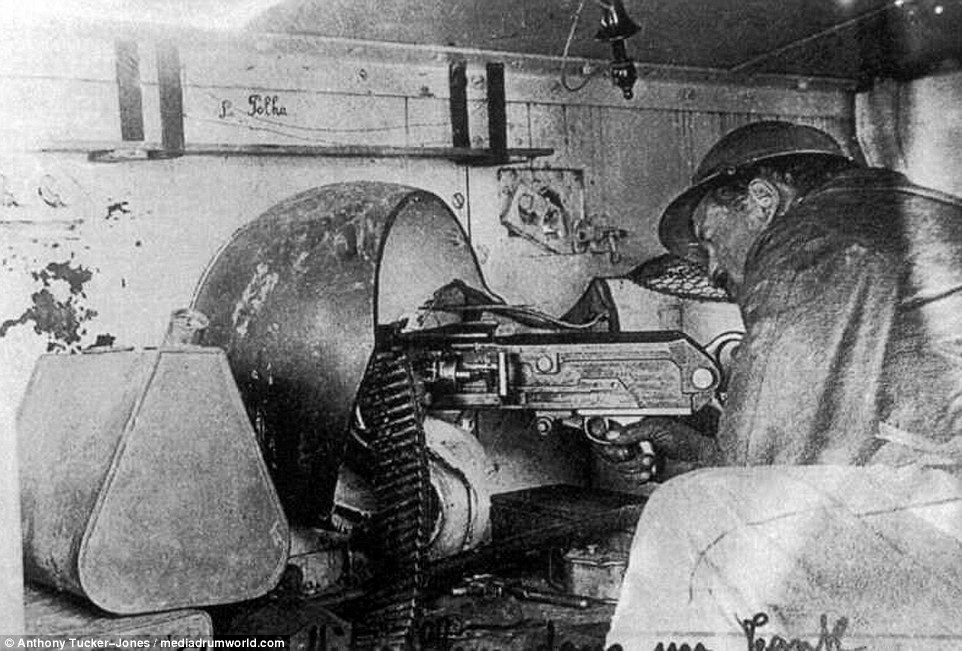 車載機関銃は同軸として使う分にはベルト式でいいのですが、ボールマウント等に旋回銃として置く場合は弾薬箱から銃へのベルトの取り回しという問題があるんですよね。銃を振ればベルトが引っ張られるし、でも射手一人で扱う車載機関銃では弾薬手がベルトの機嫌を見てくれたりしないし