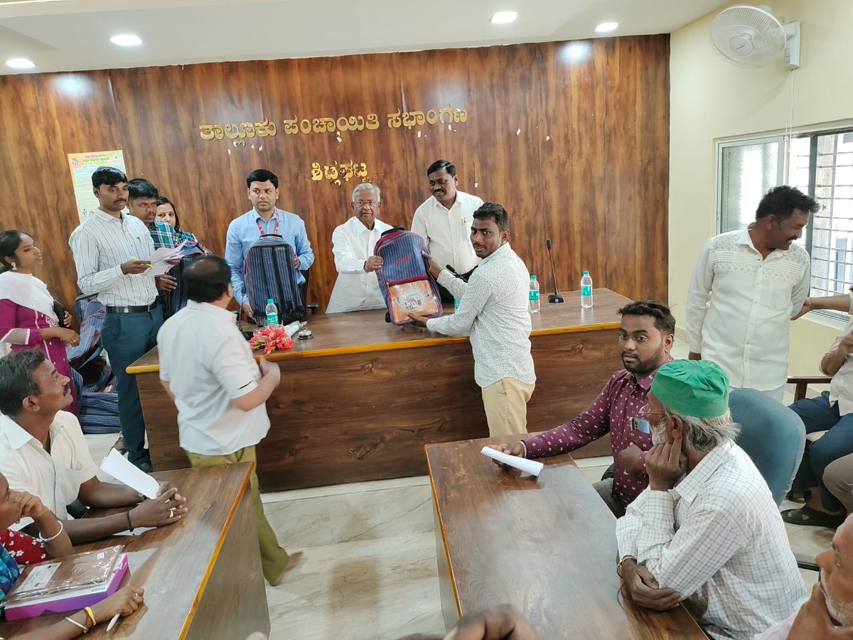 WorkersBoard's tweet photo. ಮಂಡಳಿಯ ವತಿಯಿಂದ ಚಿಕ್ಕಬಳ್ಳಾಪುರ ಜಿಲ್ಲೆಯ ಶಿಡ್ಲಘಟ್ಟ ತಾಲೂಕು ಪಂಚಾಯತ್ ಸಭಾಂಗಣದಲ್ಲಿ ನೋಂದಾಯಿತ ಕಟ್ಟಡ ಕಾರ್ಮಿಕರಿಗೆ ಟೂಲ್ ಕಿಟ್ & ಕಾರ್ಮಿಕರ ಮಕ್ಕಳಿಗೆ ಟ್ಯಾಬ್ ಗಳನ್ನು ಮಾನ್ಯ ಶಾಸಕರಾದ ಶ್ರೀ@VMuniyappaMla ಅವರು ವಿತರಿಸಿದರು.
ಈ ಸಂದರ್ಭದಲ್ಲಿ ಕಾರ್ಮಿಕ ಇಲಾಖೆಯ ಅಧಿಕಾರಿಗಳು ಉಪಸ್ಥಿತರಿದ್ದರು.
#Shidlaghatta #LabourKit https://t.co/5Iuoo6VeFv