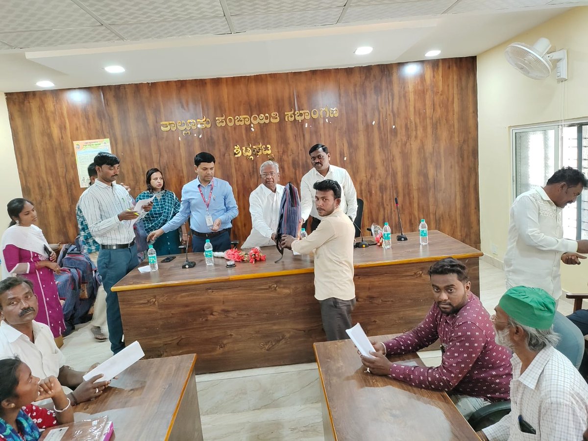 WorkersBoard's tweet photo. ಮಂಡಳಿಯ ವತಿಯಿಂದ ಚಿಕ್ಕಬಳ್ಳಾಪುರ ಜಿಲ್ಲೆಯ ಶಿಡ್ಲಘಟ್ಟ ತಾಲೂಕು ಪಂಚಾಯತ್ ಸಭಾಂಗಣದಲ್ಲಿ ನೋಂದಾಯಿತ ಕಟ್ಟಡ ಕಾರ್ಮಿಕರಿಗೆ ಟೂಲ್ ಕಿಟ್ & ಕಾರ್ಮಿಕರ ಮಕ್ಕಳಿಗೆ ಟ್ಯಾಬ್ ಗಳನ್ನು ಮಾನ್ಯ ಶಾಸಕರಾದ ಶ್ರೀ@VMuniyappaMla ಅವರು ವಿತರಿಸಿದರು.
ಈ ಸಂದರ್ಭದಲ್ಲಿ ಕಾರ್ಮಿಕ ಇಲಾಖೆಯ ಅಧಿಕಾರಿಗಳು ಉಪಸ್ಥಿತರಿದ್ದರು.
#Shidlaghatta #LabourKit https://t.co/5Iuoo6VeFv